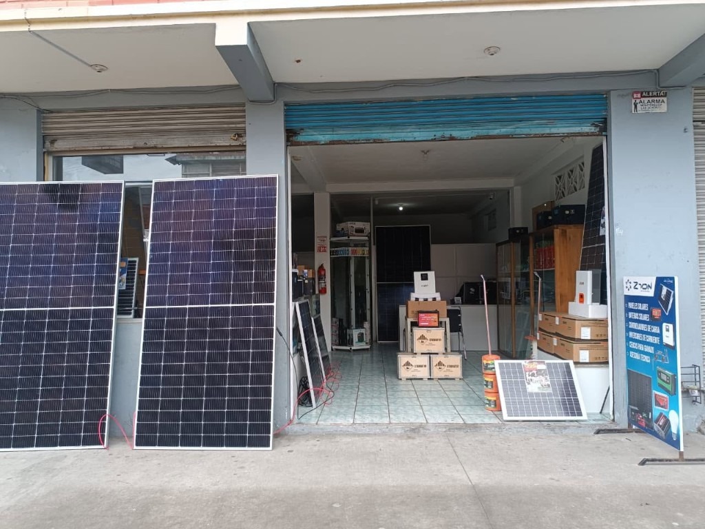 Local ZION Servicios y Soluciones con paneles solares