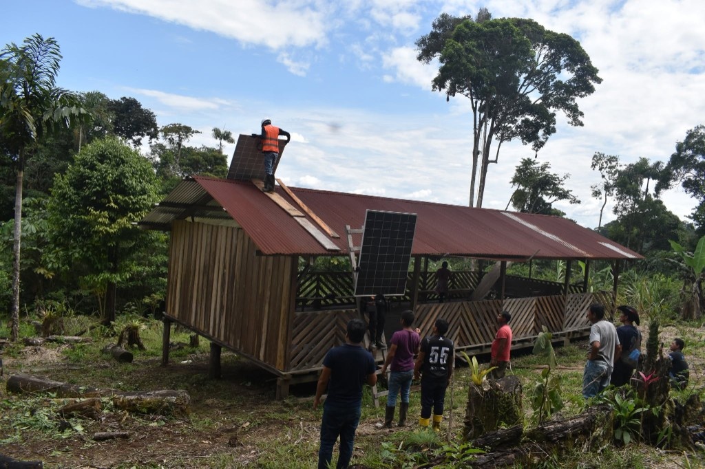 Instalación solar en zona rural amazónica